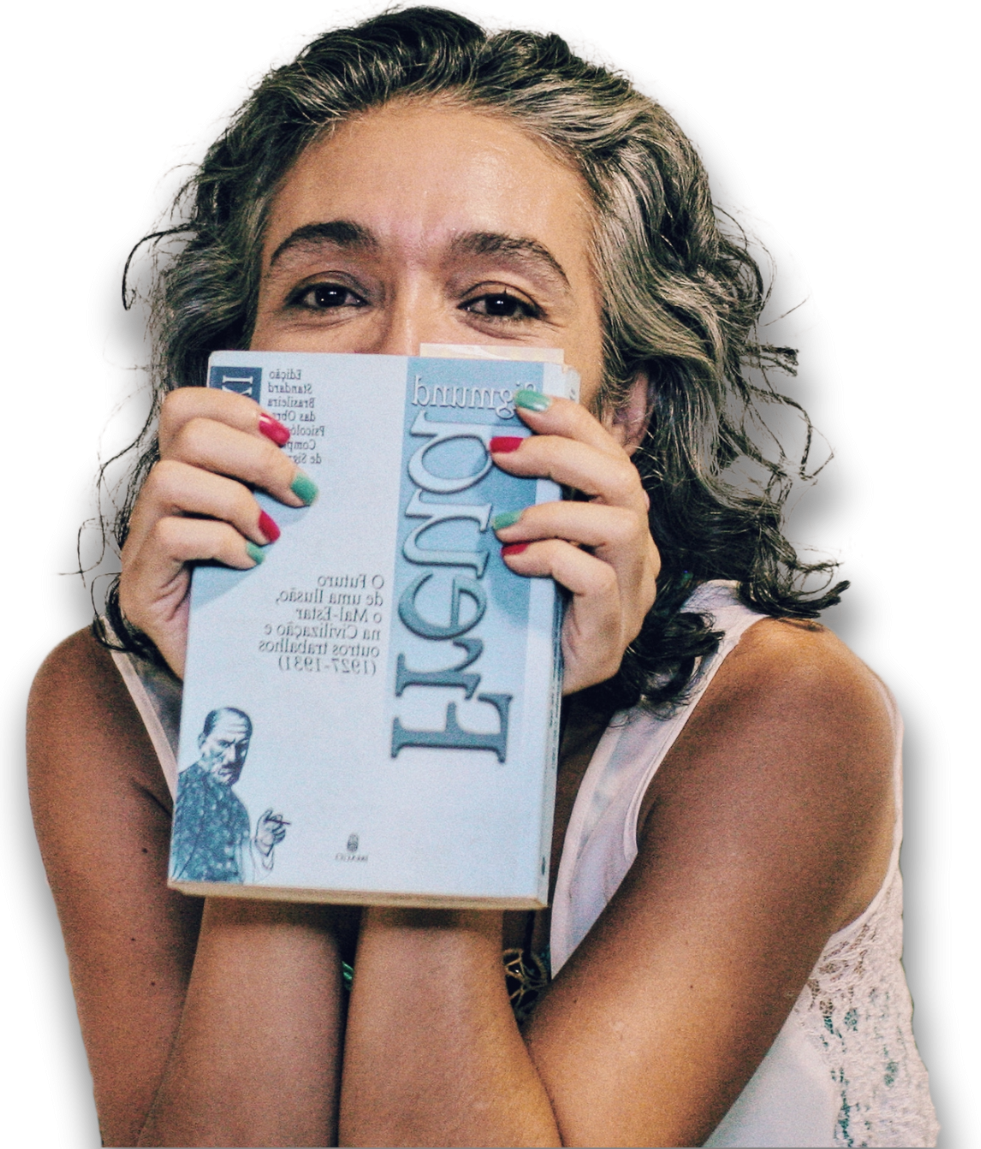 Mariana com um livro de freud em frente ao rosto